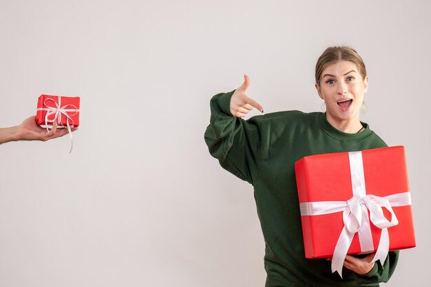 Giovane femmina di vista frontale con regalo piccolo presente e accettante dal maschio