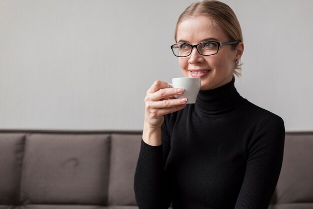 Giovane femmina godendo il caffè