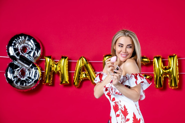 Foto gratuito giovane femmina vista frontale che fa a marzo decorata in rosso