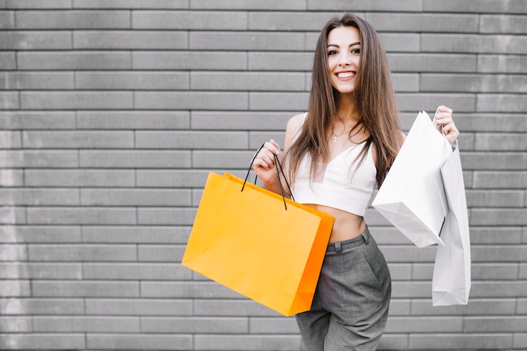 Foto gratuito giovane, fiducia, donna, godere, acquisto
