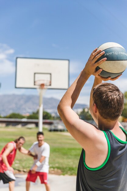 Giovane giocatore di pallacanestro maschio che prende un tiro libero