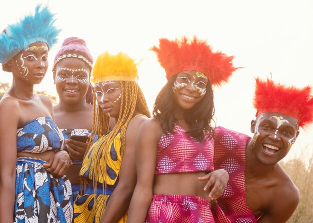 Giovane gruppo di amici al carnevale africano