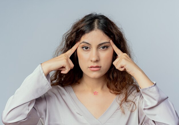 giovane impiegato piuttosto femminile che mette le dita sulla fronte isolato sul muro bianco