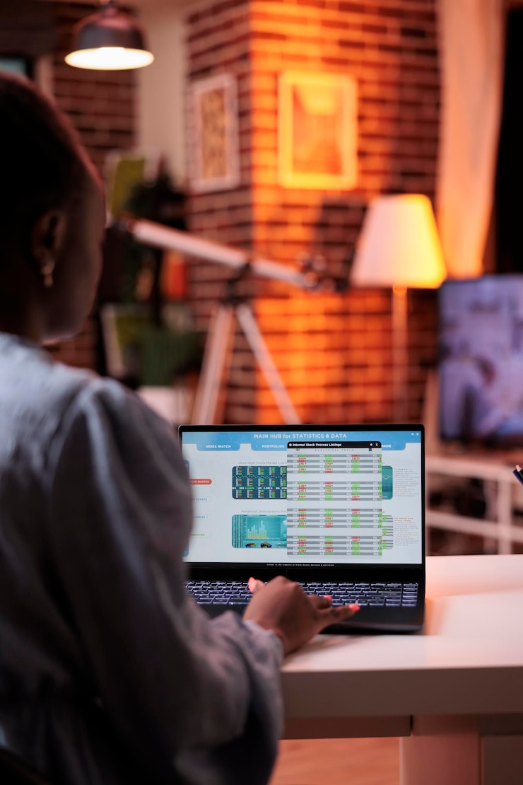 Foto gratuito giovane imprenditore afroamericano femminile che esamina i dati delle statistiche sulle entrate sullo schermo del laptop. ragioniere che analizza i diagrammi sul computer nell'ufficio domestico, servizio di contabilità a distanza
