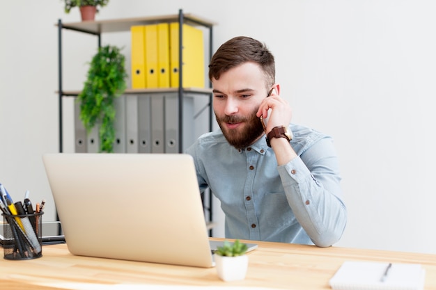 Giovane imprenditore che lavora al computer portatile