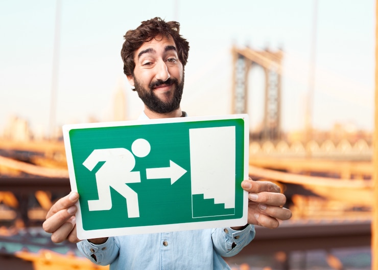 Foto gratuito giovane imprenditore felice espressione