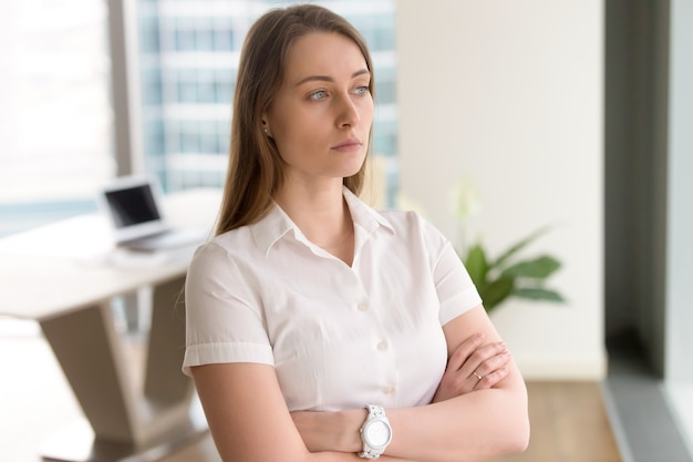 Giovane imprenditore femminile pensando alla soluzione