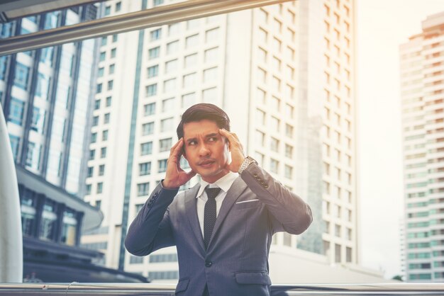 Giovane imprenditore ha sottolineato mentre andare al lavoro. Concetto di persone d&#39;affari.