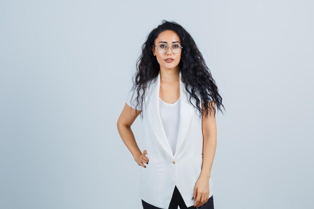 Giovane imprenditrice in giacca bianca con occhiali