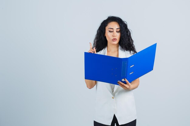 Giovane imprenditrice in possesso di una cartella di file blu