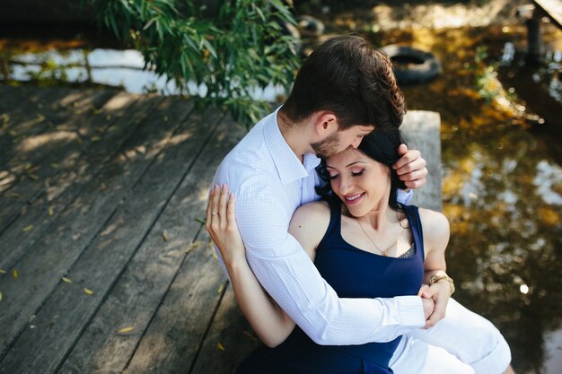 Giovane in amore baciare sulla fronte della sua ragazza