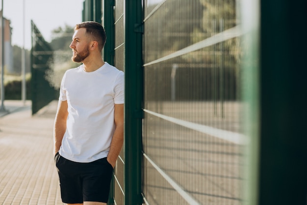 Giovane in piedi allo stadio al mattino