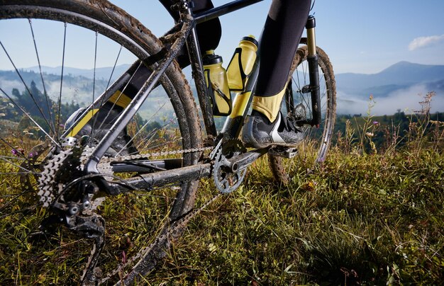 Giovane in sella a una mountain bike in discesa in stile