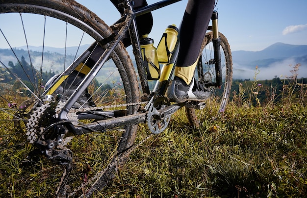 Giovane in sella a una mountain bike in discesa in stile