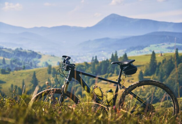 Giovane in sella a una mountain bike in discesa in stile