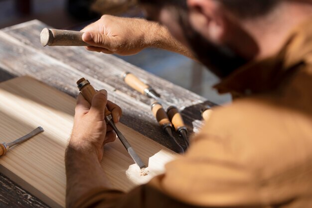 Giovane incisione su legno