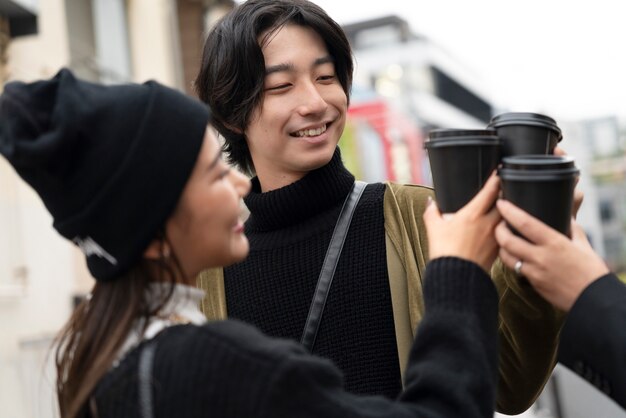 Giovane influencer giapponese che registra un vlog