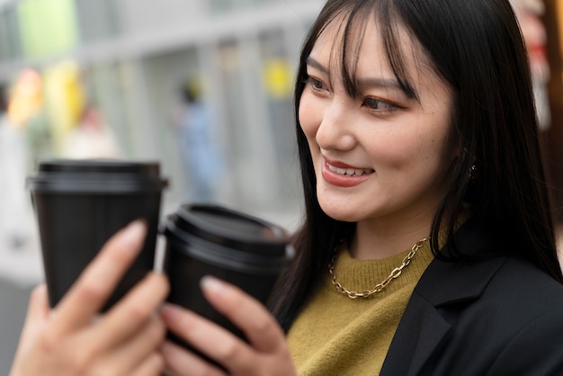 Giovane influencer giapponese che registra un vlog
