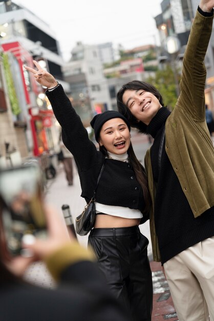 Giovane influencer giapponese che registra vlog