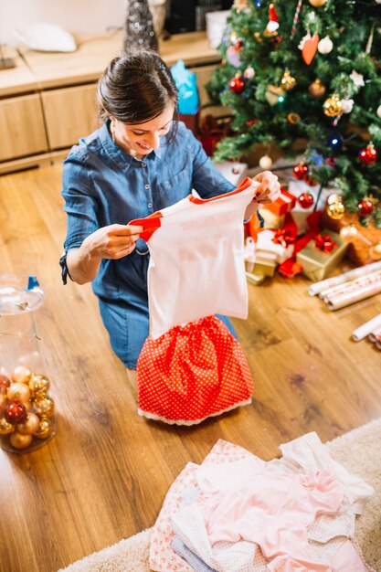 Giovane madre che decorano albero di natale