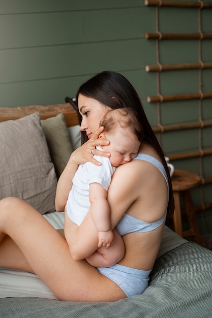 Giovane madre che trascorre del tempo con il bambino