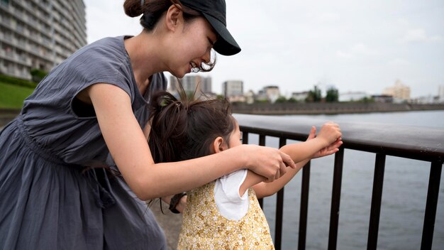 Giovane madre che trascorre del tempo con sua figlia