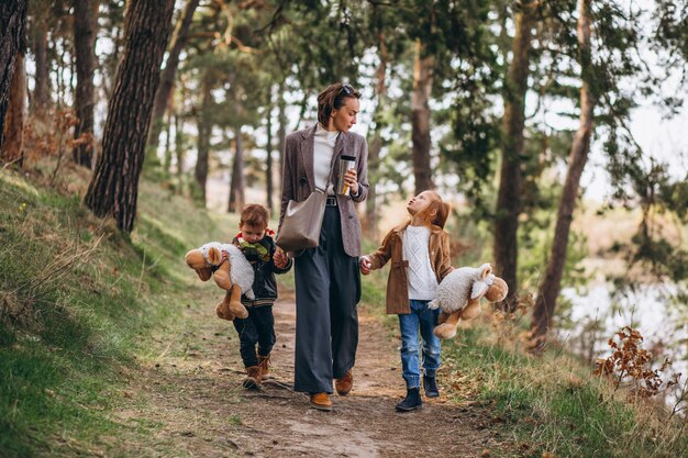 Giovane madre con figlia e figlio nella foresta