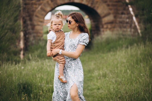 Giovane madre con figlia piccola nel parco