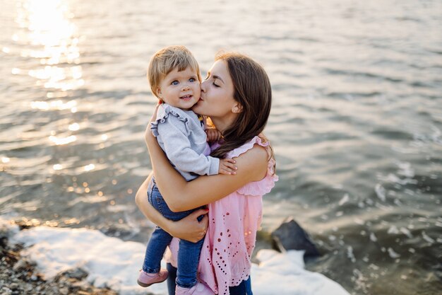 Giovane madre con il suo adorabile piccolo bambino nella foresta