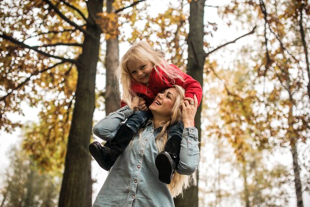 Giovane madre con la figlia godendo all&#39;aperto