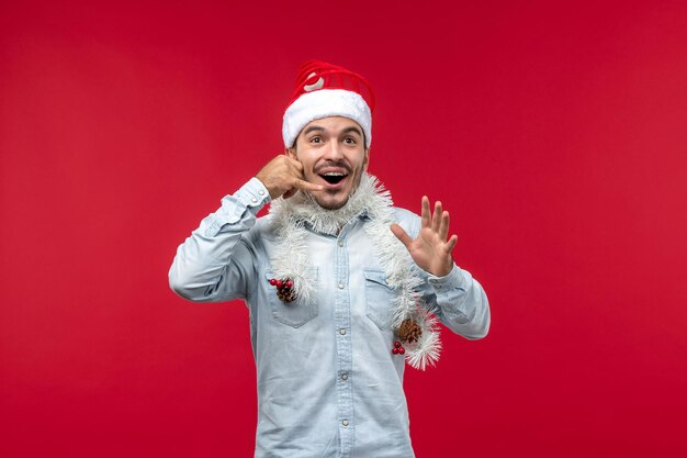 Giovane maschio che imita la telefonata di vista frontale, natale di festa