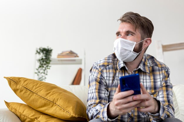 Giovane maschio con maschera facciale che guarda lontano