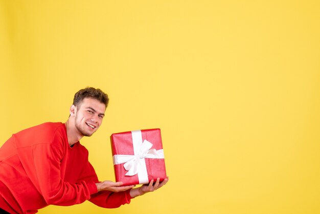 Giovane maschio di vista frontale con regalo di Natale