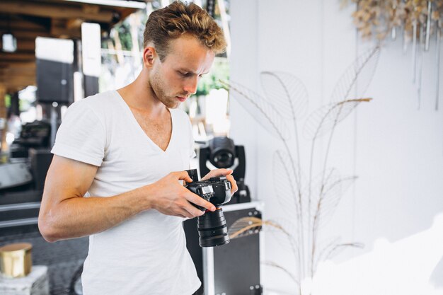 Giovane maschio fotografo di matrimoni di lavoro