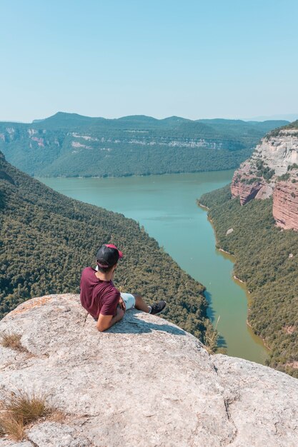 Giovane maschio godendo il suggestivo scenario del Morro de la Abeja in Tavertet, Catalogna, Spain