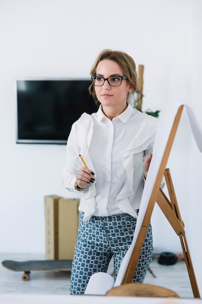 Giovane matita della tenuta della donna di affari che spiega nuovo business plan