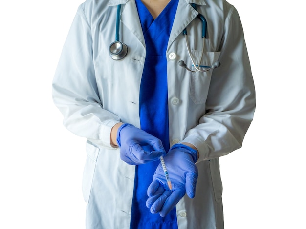 Giovane medico caucasico femminile in un'uniforme medica e guanti che preparano la siringa per un'iniezione