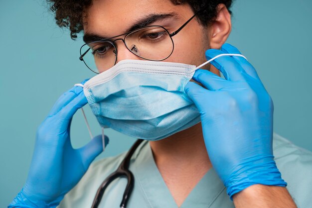 Giovane medico di vista laterale con la maschera facciale