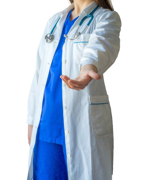 Giovane medico femminile in uniforme medica che mostra una mano aperta