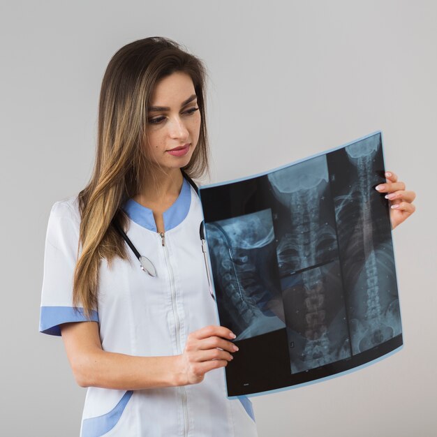 Giovane medico guardando una radiografia