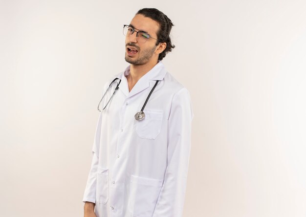 giovane medico maschio con occhiali ottici che indossa una veste bianca con lo stetoscopio