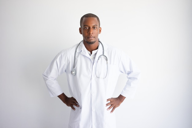 Giovane medico maschio nero bello serio. Concetto di medicina
