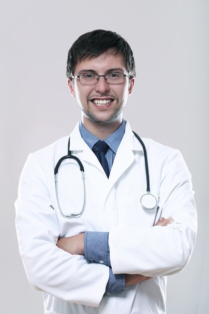 Giovane medico sorridente con stetoscopio