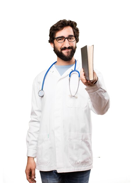 Giovane medico uomo con un libro