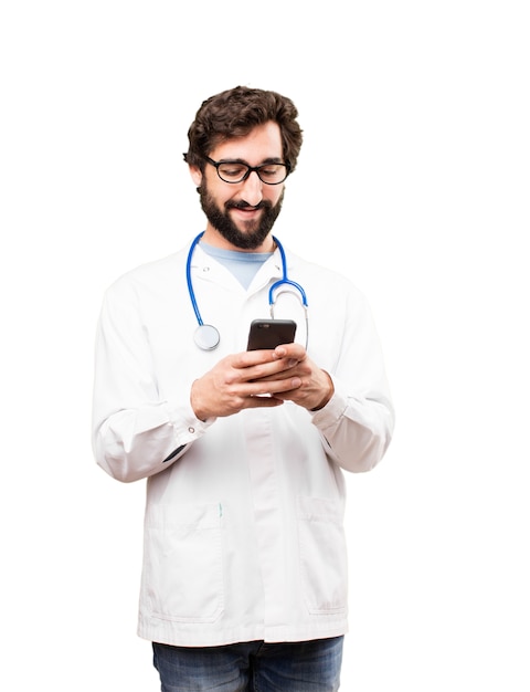 Giovane medico uomo con uno smartphone