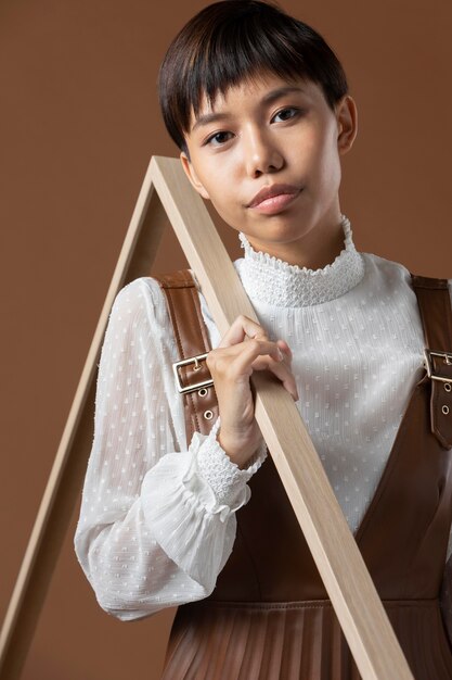 Giovane modella asiatica in posa in abiti autunnali