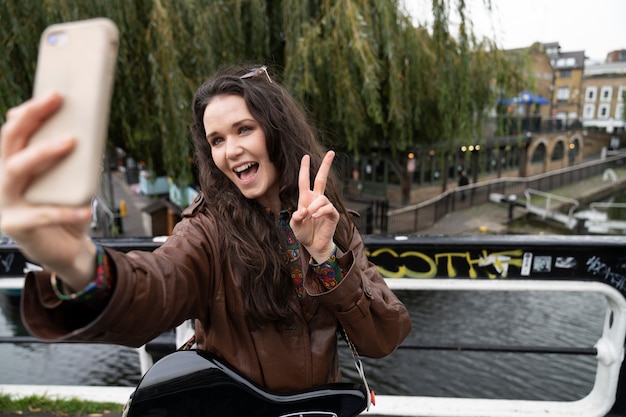 Giovane musicista che canta in giro per la città