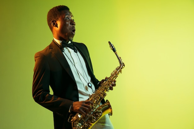 Giovane musicista jazz afro-americano che suona il sassofono