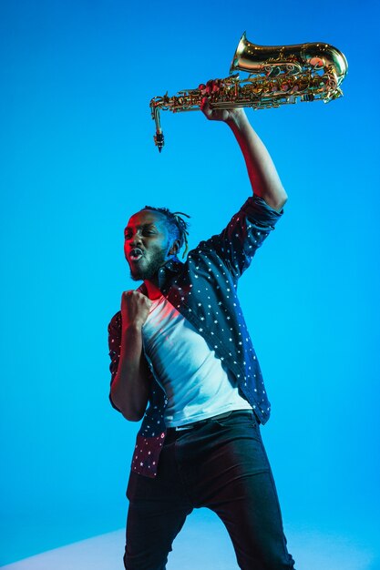 Giovane musicista jazz afroamericano che suona il sassofono
