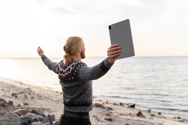 Giovane nomade digitale in viaggio d'inverno